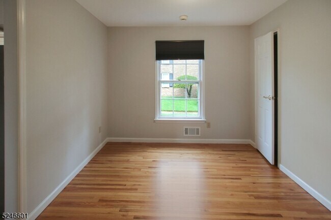 Building Photo - 84 Sweet Briar Dr