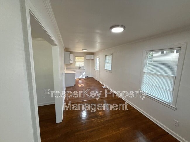 Building Photo - 340 Adelle St SE