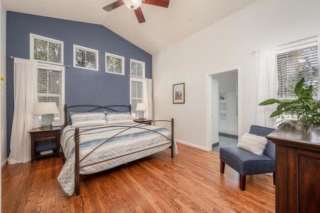 Building Photo - 4220 Ravenna Pl