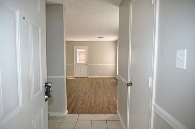 Building Photo - Spacious 4-Bedroom, 2-Bathroom Townhome in Grand Prairie!