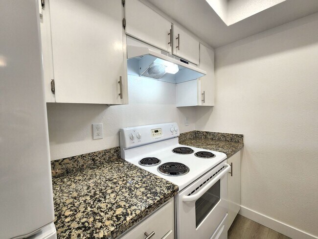 Building Photo - Tranquil Living in a Palo Alto Gem: 1-Bedroom Condo on the Third Floor with In Unit Laundry