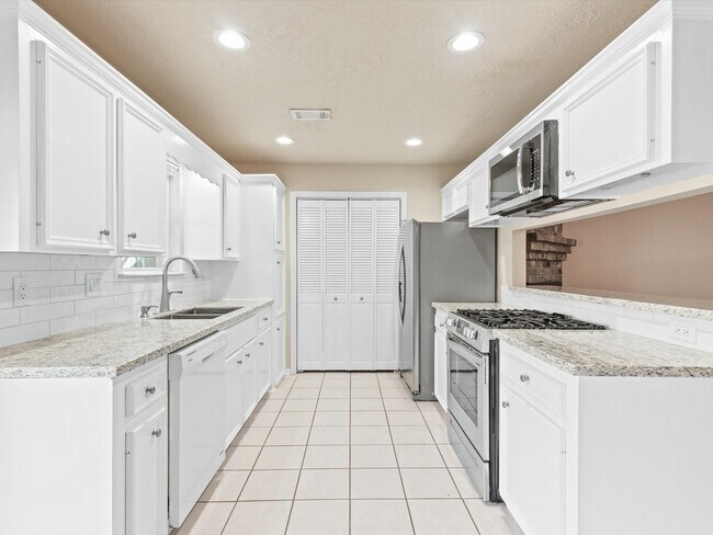 Building Photo - 9811 Charter Ridge Dr