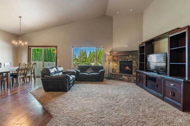 Building Photo - 6683 N Madellaine Dr