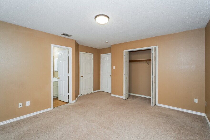 Building Photo - 2680 Hillside Dr