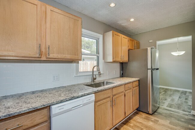 Building Photo - 545 Riverview Ave