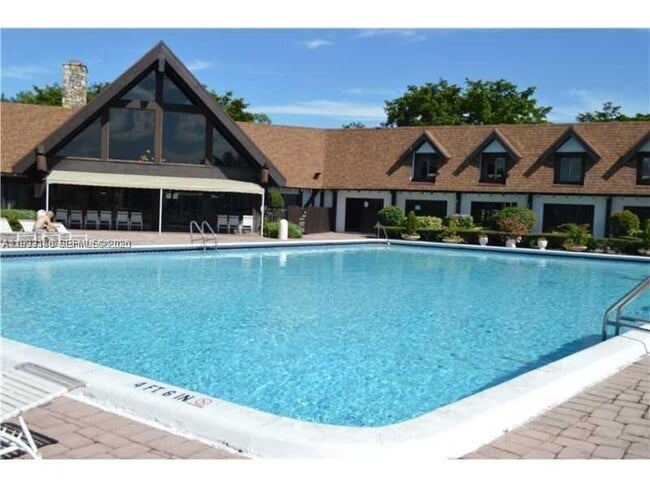 Building Photo - 3690 Inverrary Dr