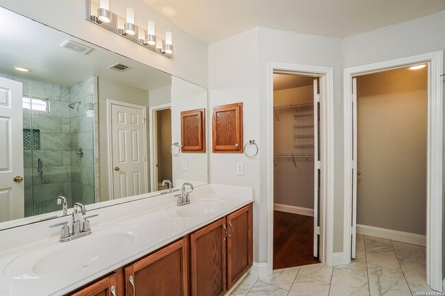 Building Photo - 539 Willow Grove Dr