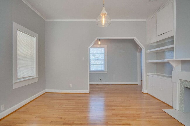 Building Photo - Charming 2-Bedroom Cottage Near Downtown P...