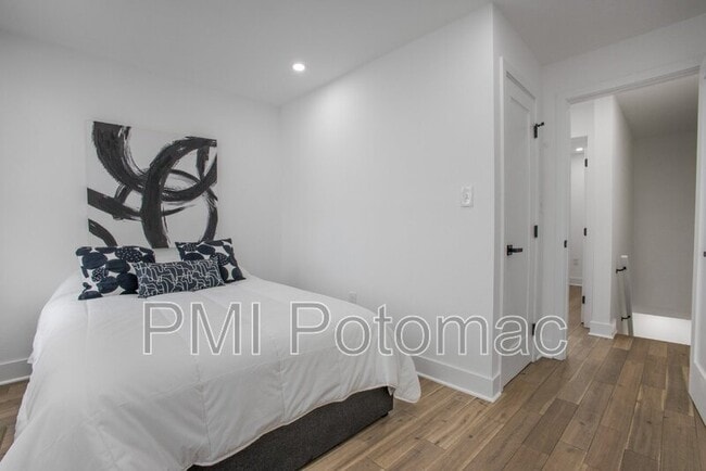 Building Photo - 702 19th St NE