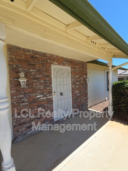 Building Photo - 26340 Harrisburg Dr