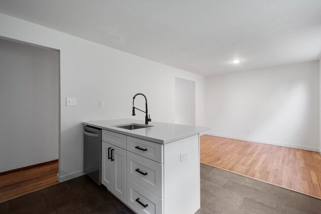 Building Photo - AVAILABLE SEPT 1ST!! BEAUTIFUL 3 BEDROOM I...