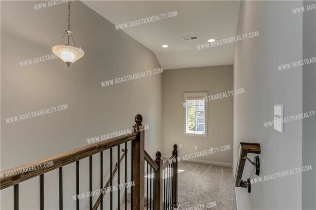 Building Photo - Like New Blue Valley Townhome-Available NOW!!