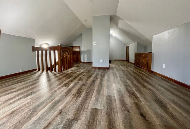 Building Photo - Stunning 3 Bedroom 2 Bathroom Home in Minneapolis!