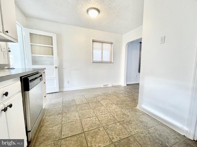 Building Photo - 1424 S Governors Ave