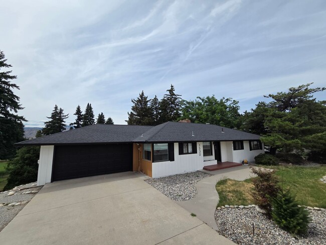 Building Photo - 4 Bed 2 Bath Golf Course Living