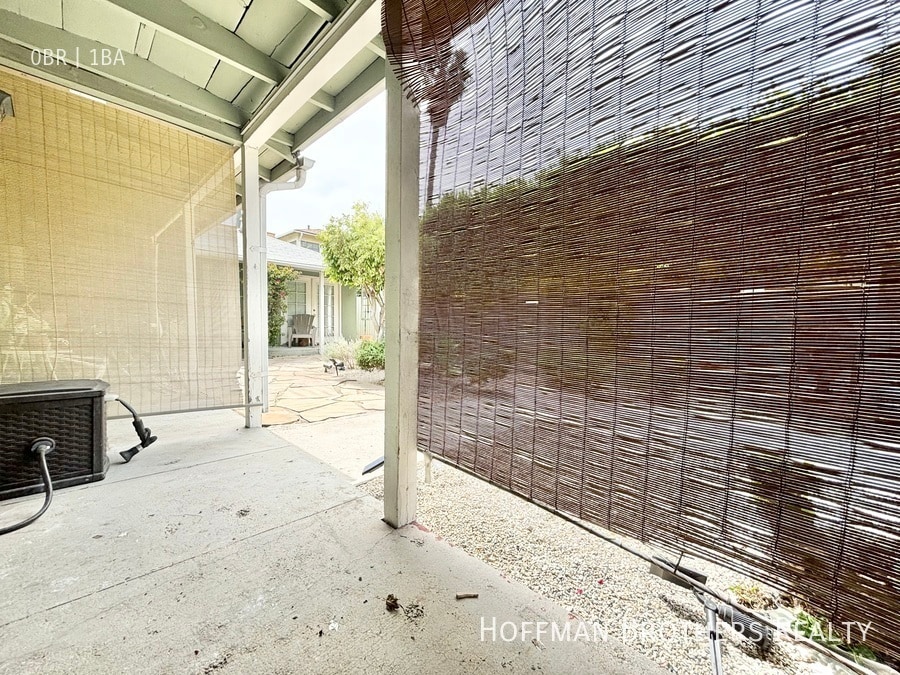 Building Photo - 2448 Beachwood Dr