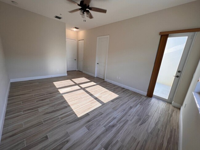 Building Photo - Beautiful 3 Bedroom Townhome in Centra Falls West