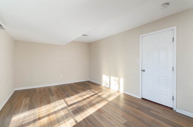 Building Photo - *UPCOMING* 3 Bedroom 2.5 Bath Town-Home Lo...