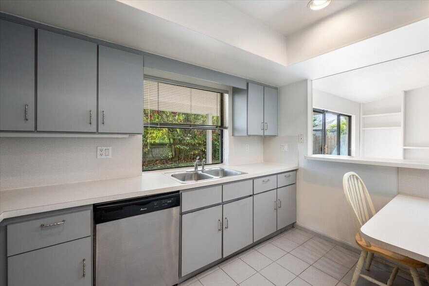 Building Photo - 2216 Amesbury Ct