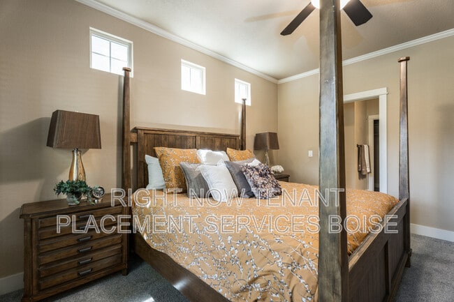 Building Photo - 994 E Winding Creek Dr