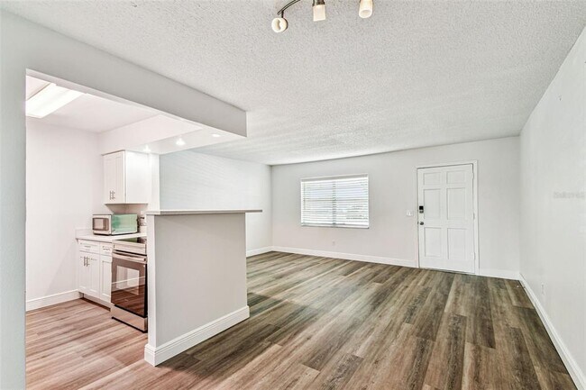 Building Photo - 9001 Tudor Dr