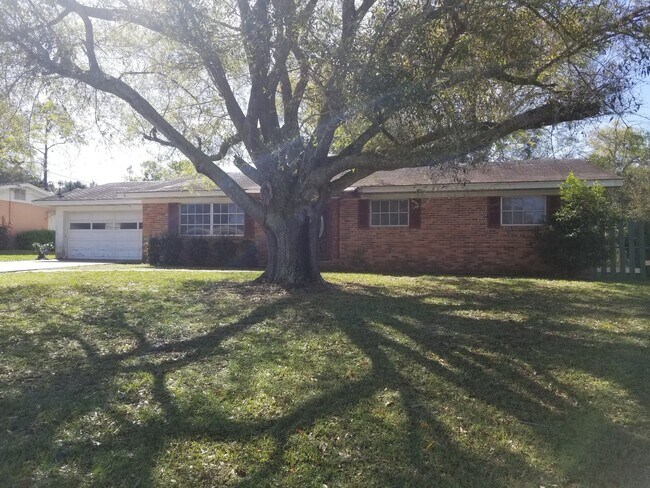 Building Photo - Spacious 3 Bedroom Home in Winter Haven