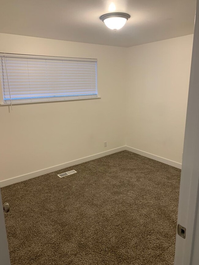 Building Photo - 580 S 470 E