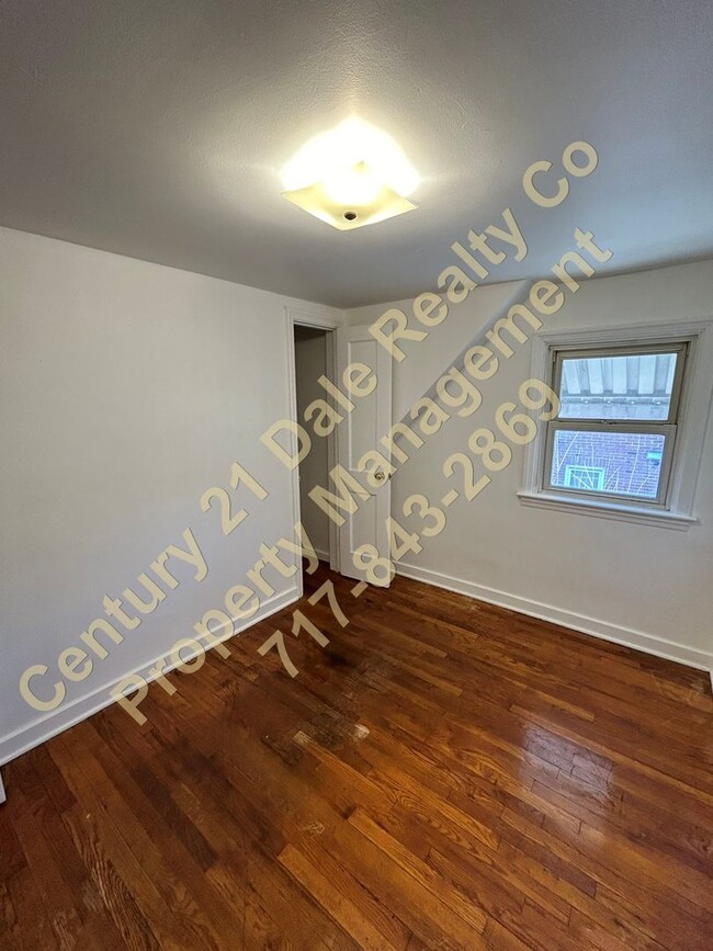 Building Photo - 3 BR, 1 Bath Home in Central York School D...