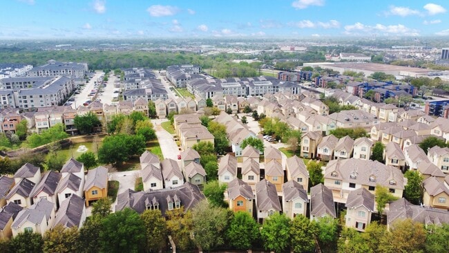 Building Photo - 9038 Lakes at 610 Dr