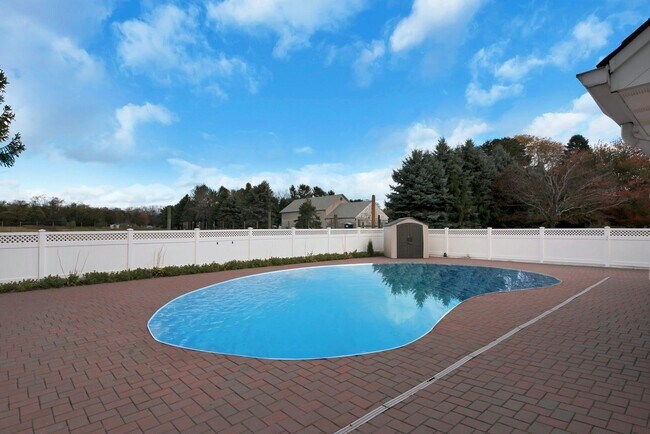 Building Photo - 2555 Youngs Ave