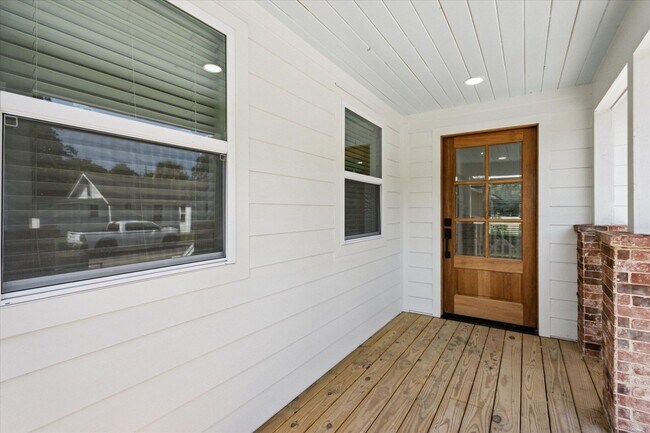 Building Photo - Newly Renovated Coastal Cottage for Lease!