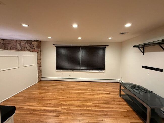 Building Photo - Charming 3BR apartment in East Meadow