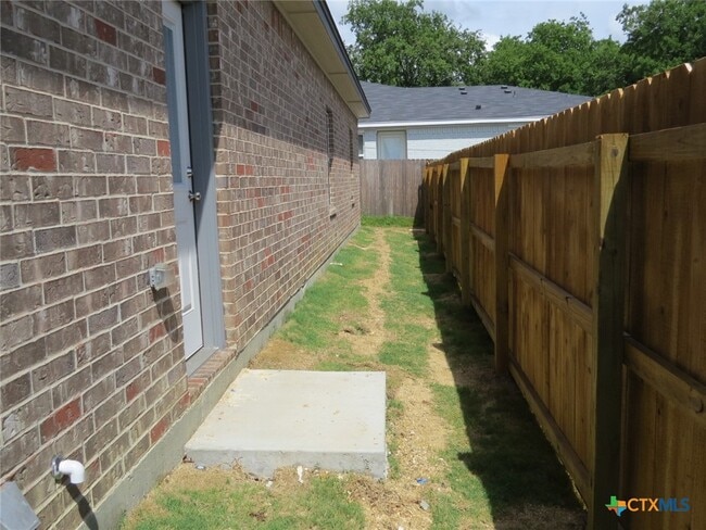 Building Photo - 2107 Wildewood Dr