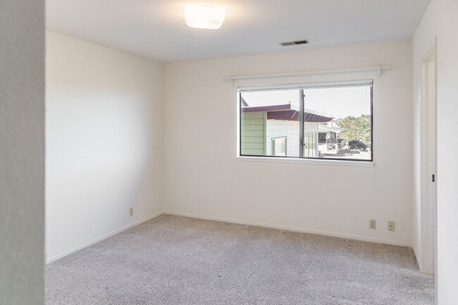 Building Photo - 2 Bedroom 2 Bath Condo in Pacific Grove NO...