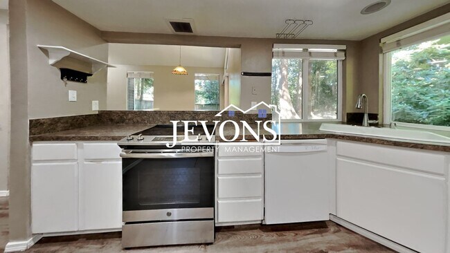Building Photo - Charming 3-bedroom single-family home with...