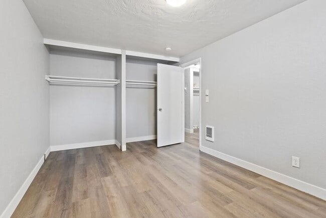 Building Photo - MOVE IN SPECIAL 1ST MONTH RENT FREE!! 2 be...