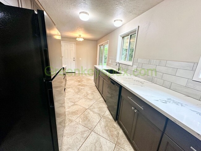Building Photo - Beautiful Milwaukie 3 Bedroom