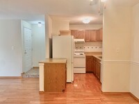 Building Photo - Beautiful and large 1 BR 1 BA! washer and ...