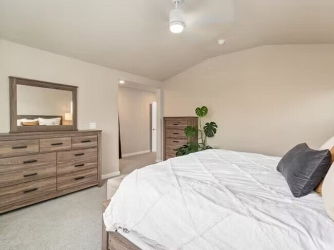 Building Photo - 4bd/2.5ba Covington House