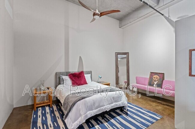 Building Photo - 360 W Pershing Rd