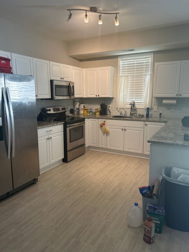 Building Photo - 4 Bedroom 2.5 Bath SF home - COMING SOON!