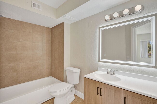 Building Photo - Remodeled 2 Bedroom / 2 Bathroom Condo with Lake View – Great Location