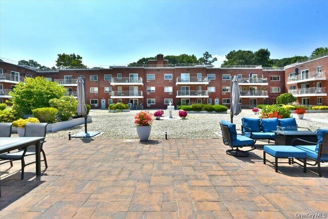 Building Photo - 320 E Shore Rd