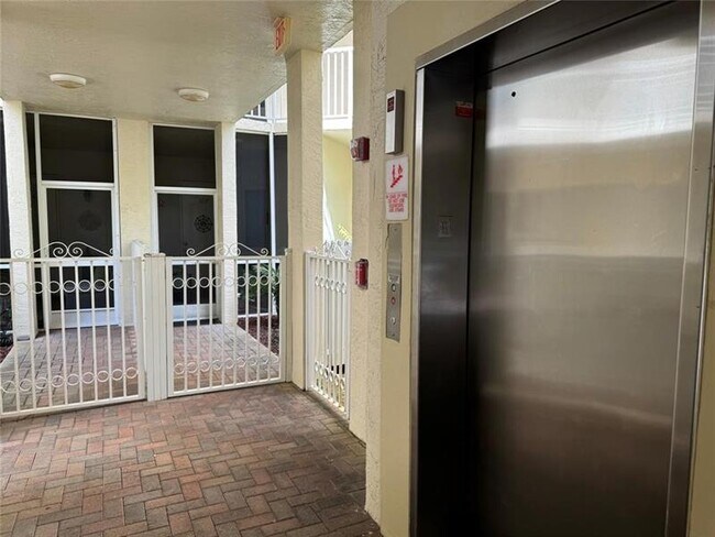 Building Photo - 3500 Oaks Clubhouse Dr