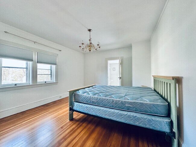 Building Photo - 671 Prospect St