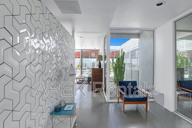 Building Photo - 3133 N Sunnyview Dr