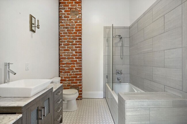 Building Photo - 2922 Banks St