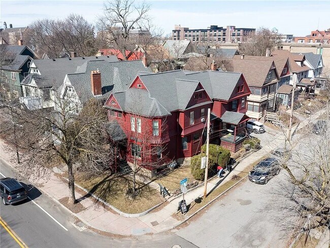 Building Photo - 636 University Ave