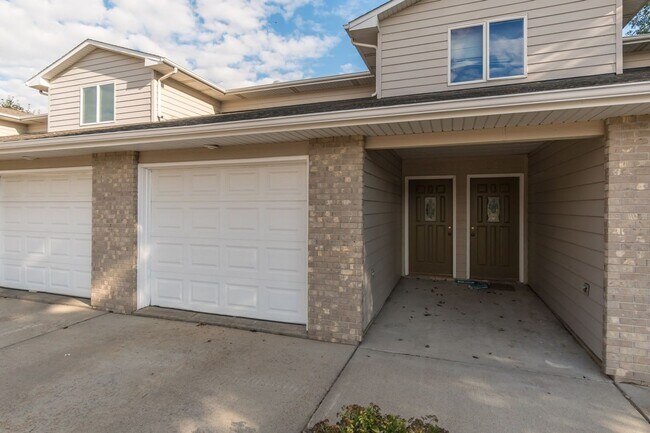Building Photo - 3 BEDROOM, 2 BATH WALK IN TOWNHOME, ATTACH...