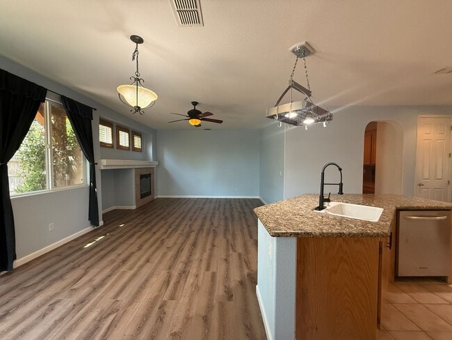 Building Photo - Single-story 3 bedroom, 2 bathroom, plus o...